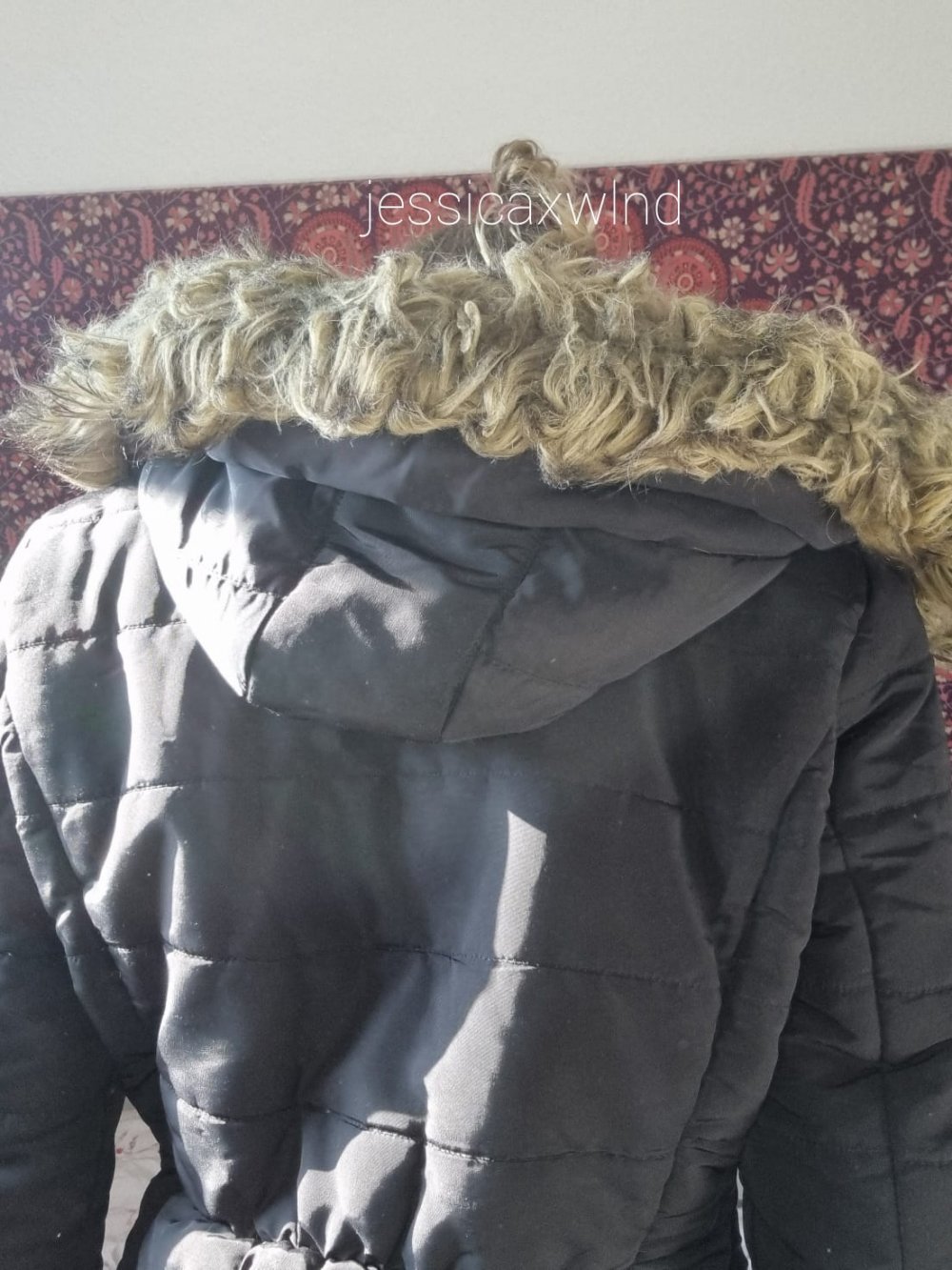 Schwarze Daunenjacke mit Fell