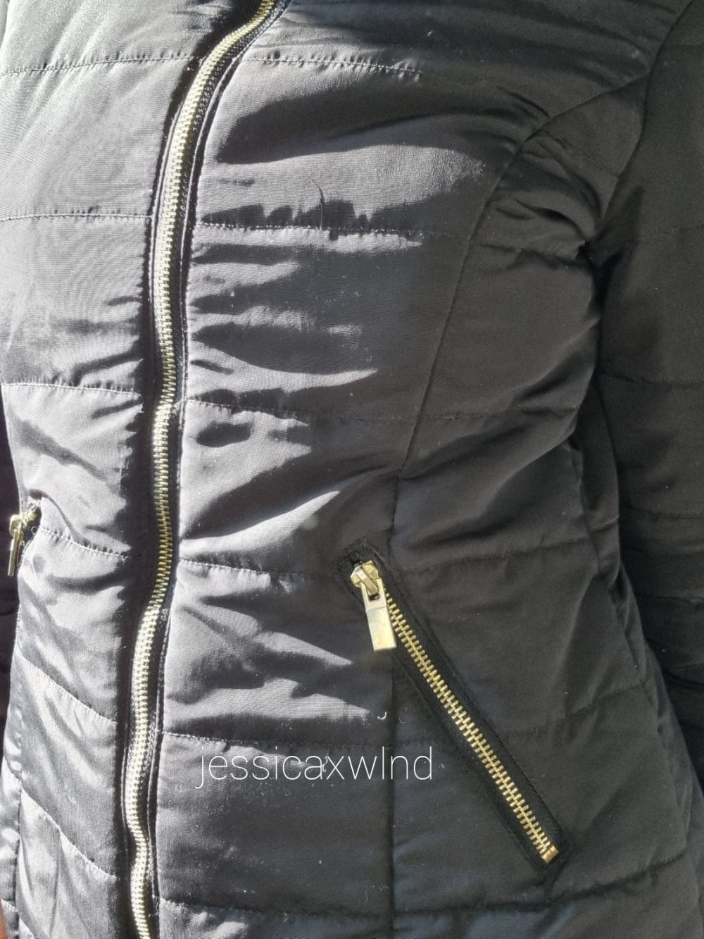Schwarze Daunenjacke mit Fell