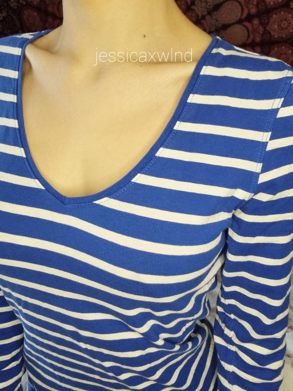 Gestreiftes V-Ausschnitt Sweatshirt