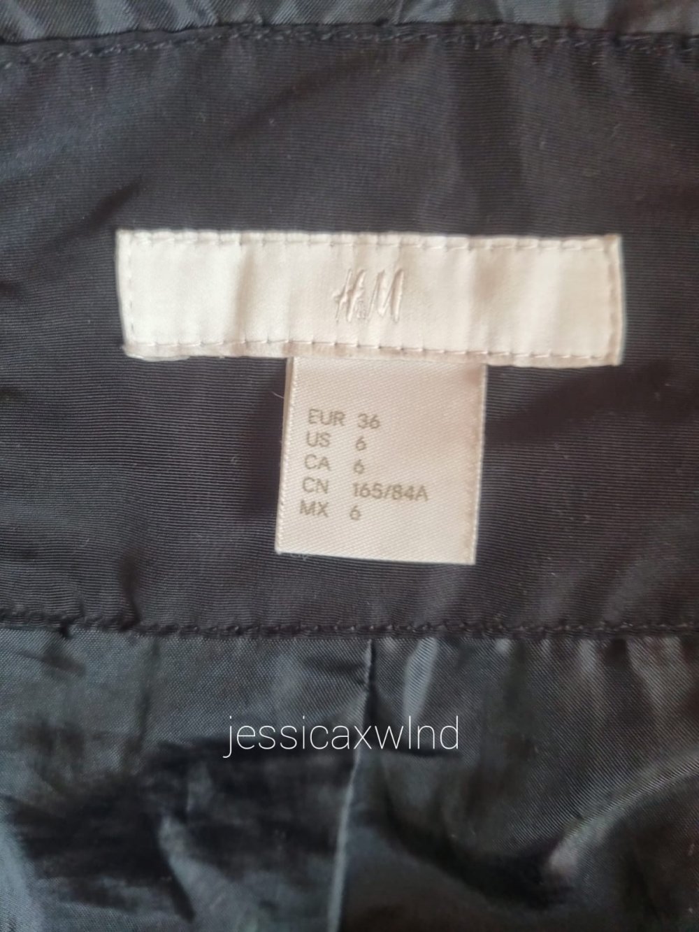 Schwarze Daunenjacke mit Fell
