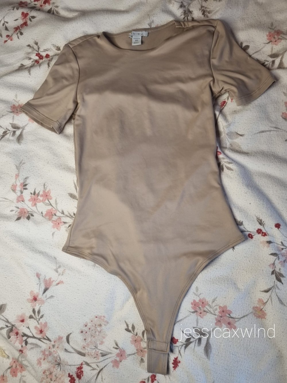 Viraler Beiger Body