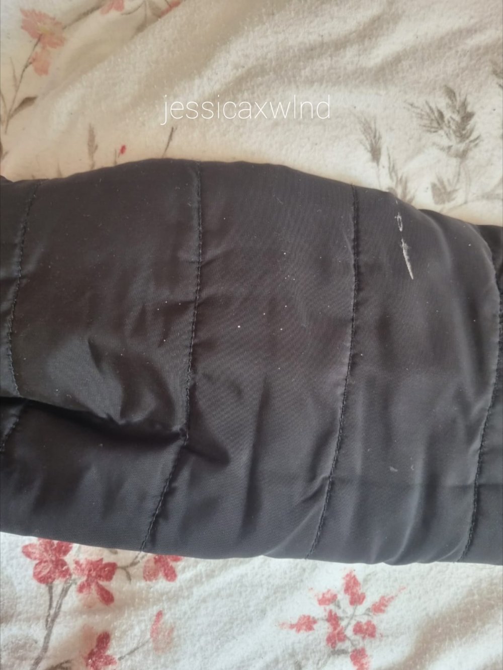 Schwarze Daunenjacke mit Fell