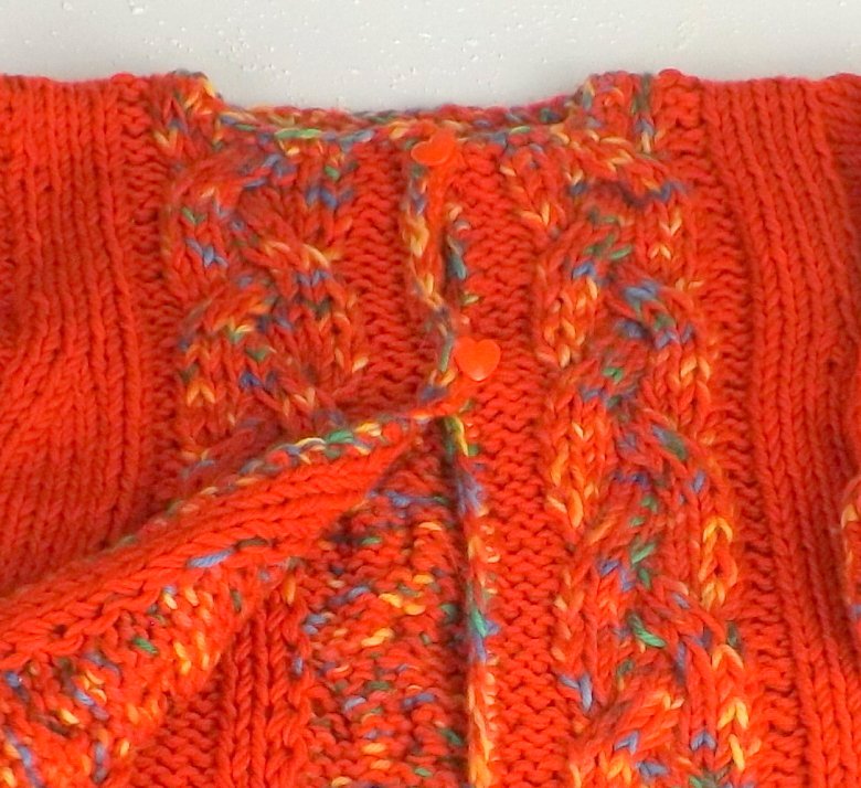 Strickjacke - Zöpfe - Herzchen - 3-4 Jahre - Handarbeit - neu