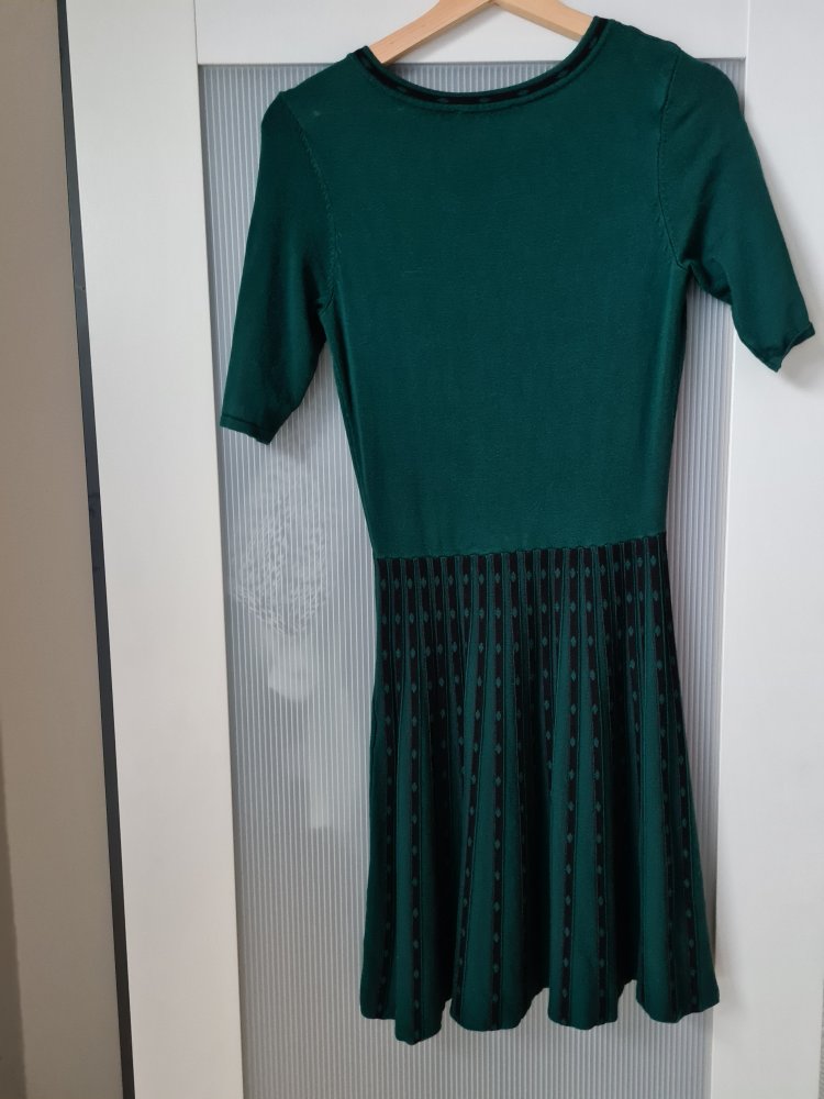 Dunkelgrünen Kleid