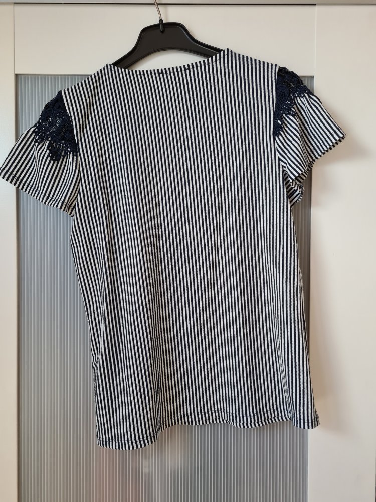 Süße Bluse mit Stickereien 