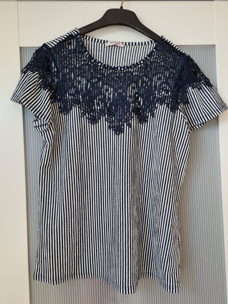 Süße Bluse mit Stickereien 