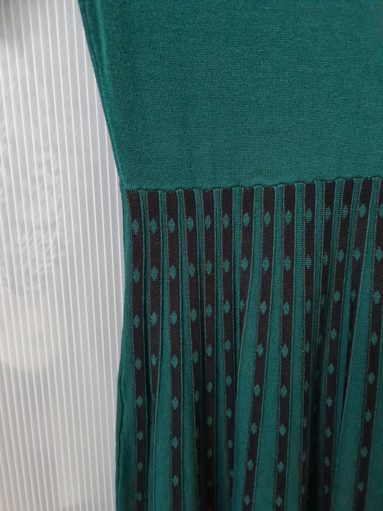 Dunkelgrünen Kleid
