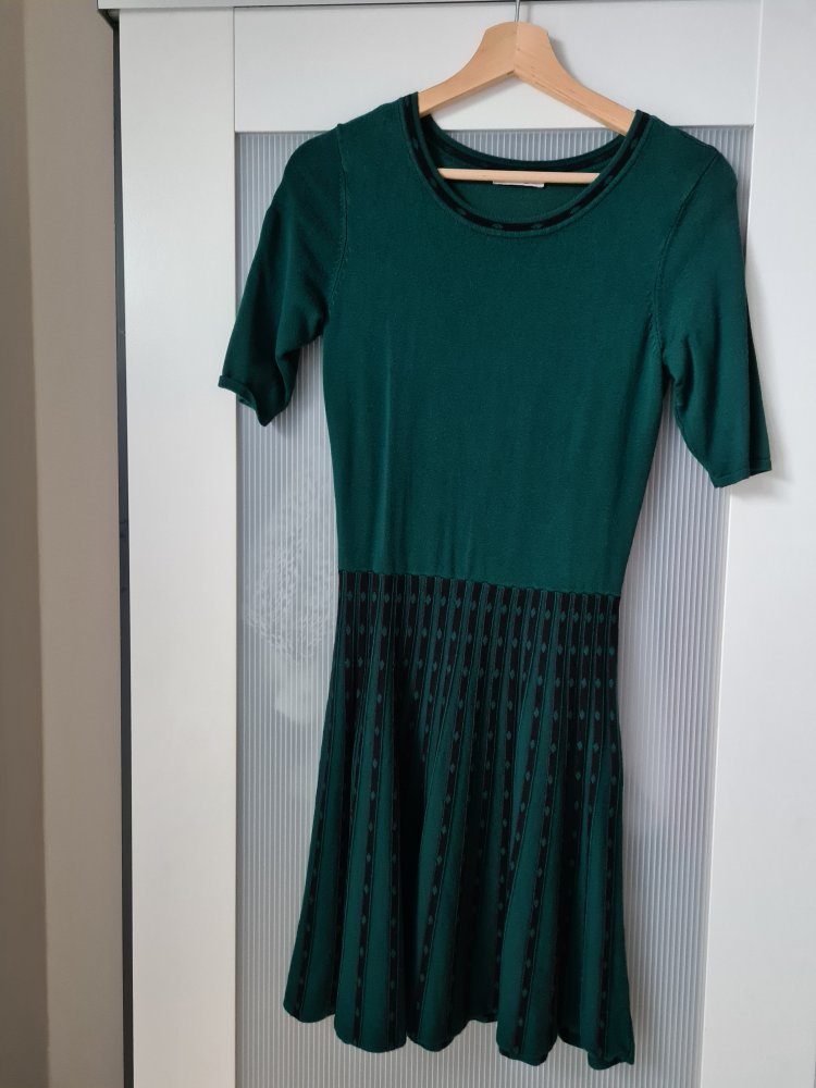 Dunkelgrünen Kleid