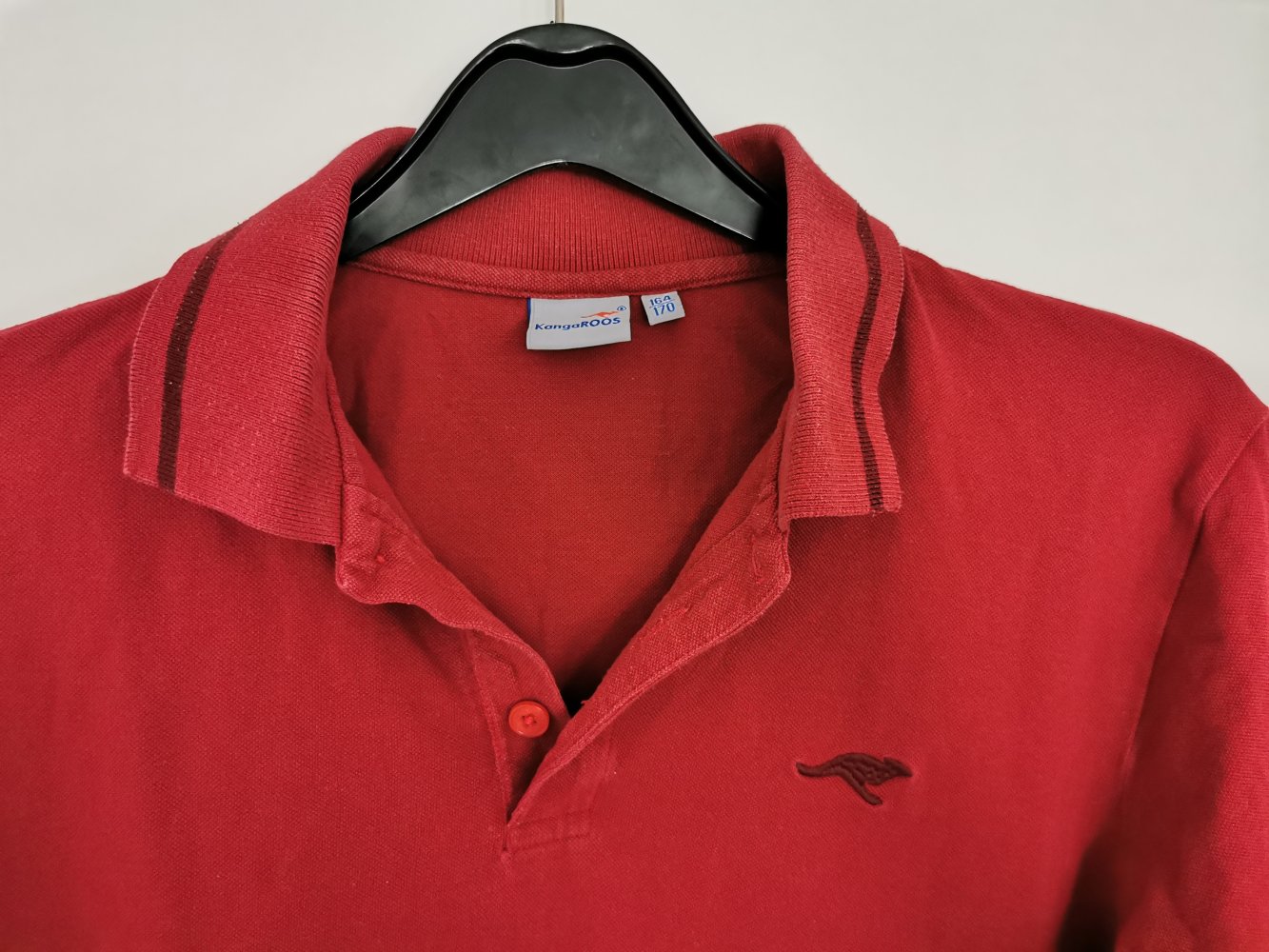 rotes Polo Shirt