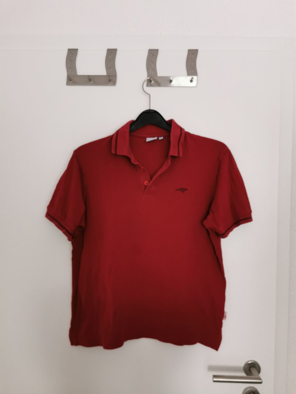 rotes Polo Shirt