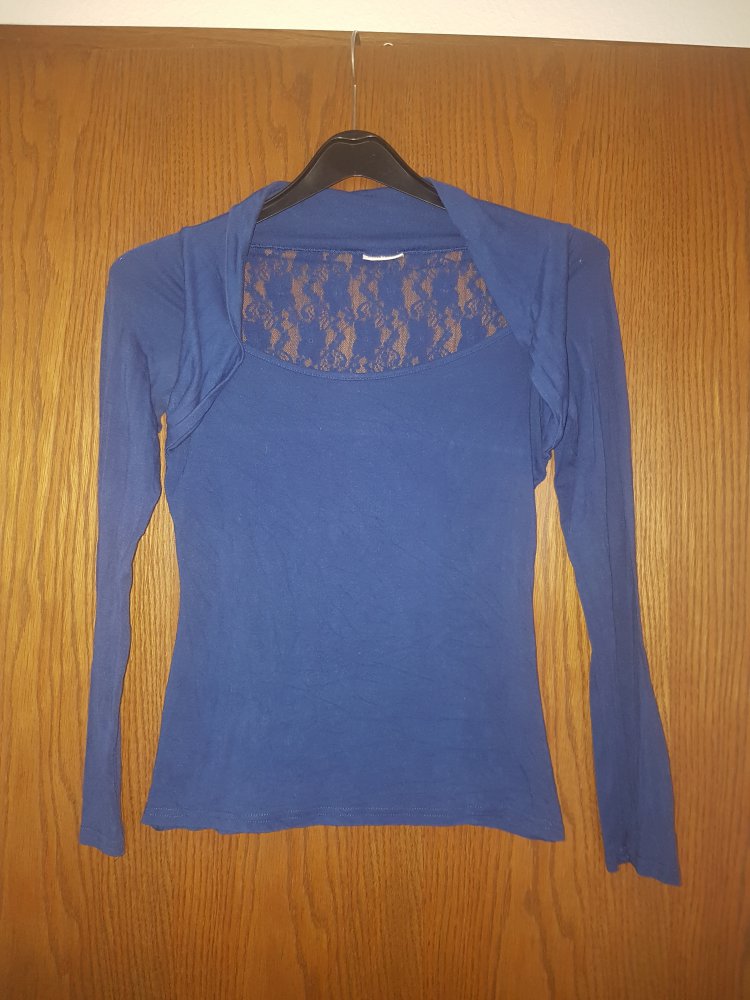 blaues Langarmshirt mit Spitze