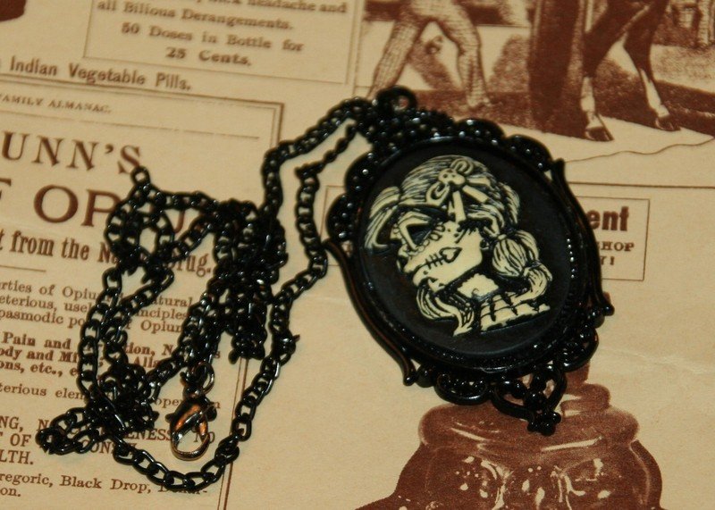 Gothic Steampunk Anhänger schwarz mit Totenkopf