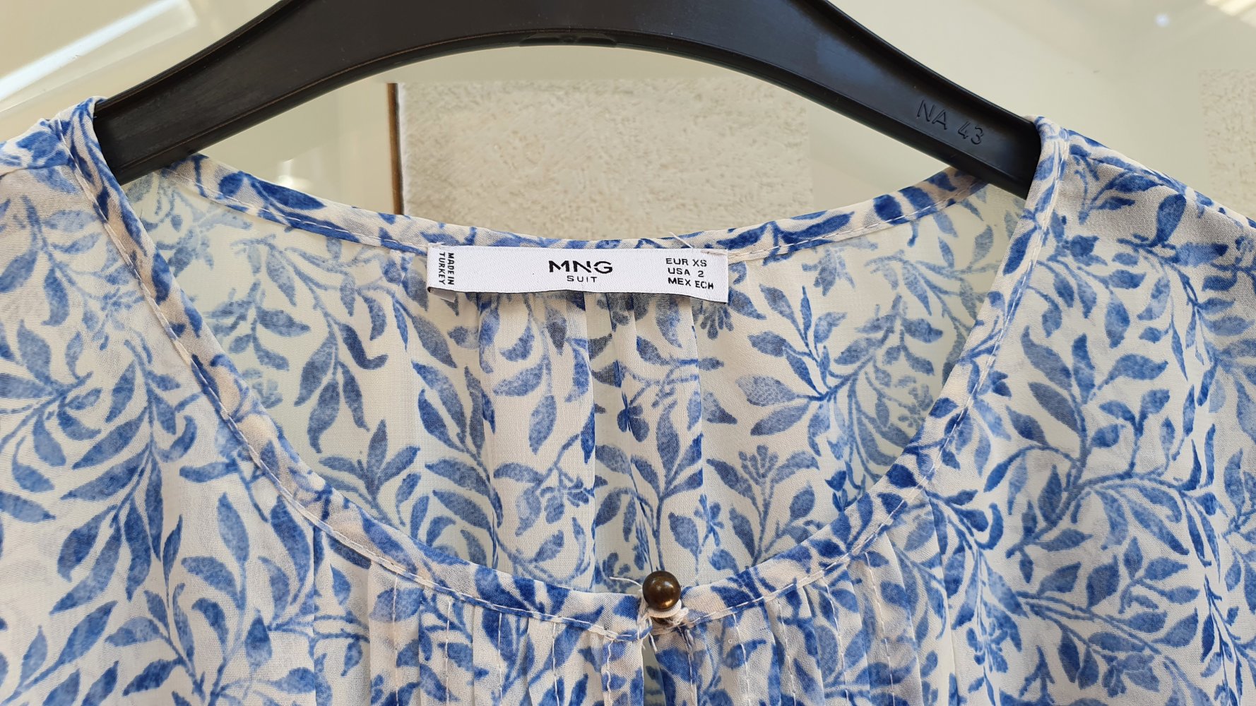 MNG Bluse Schößchen Gr. S hellblau weiß