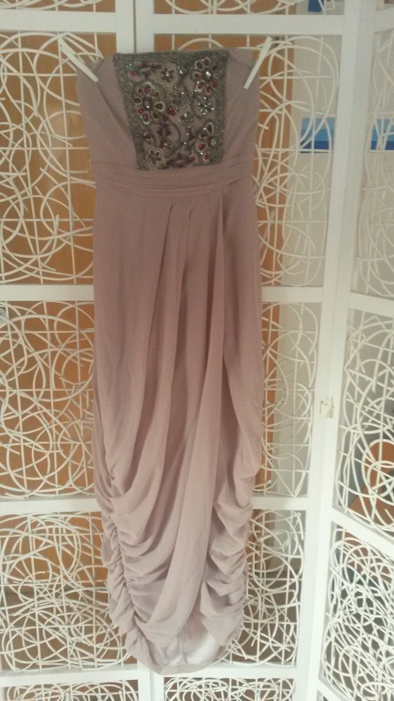 langes schulterfreies Abendkleid