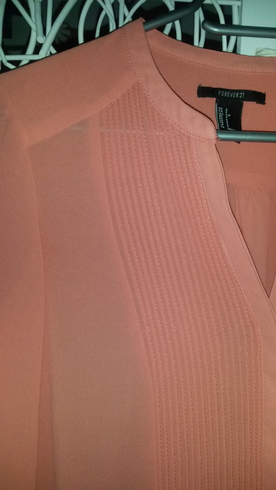 leuchtende Bluse