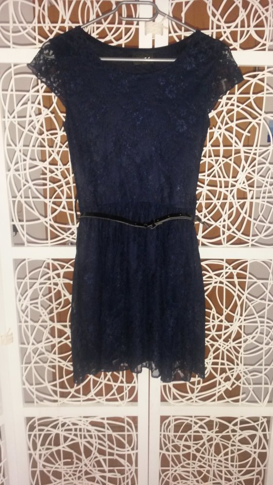 süßes Minikleid mit Spitze