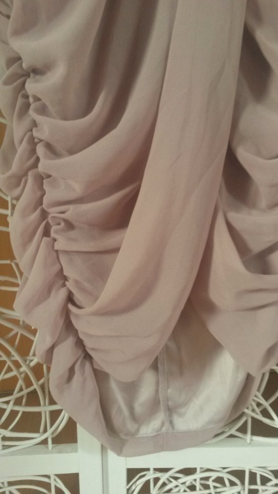langes schulterfreies Abendkleid