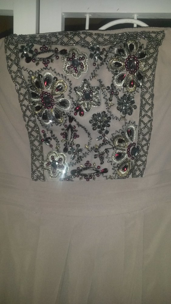 langes schulterfreies Abendkleid