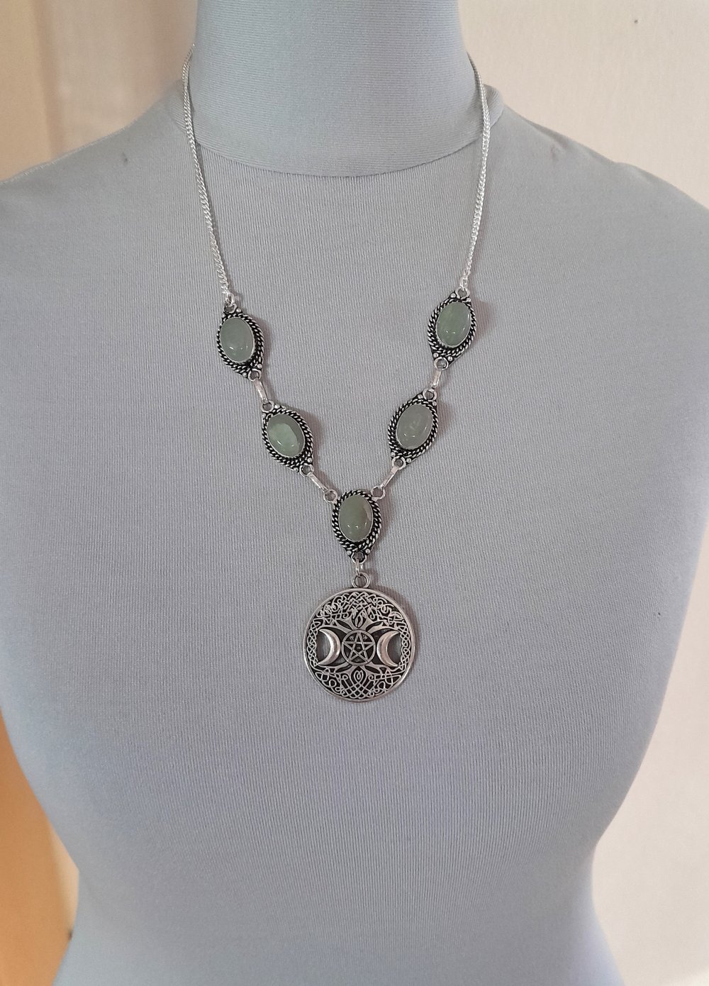 Wunderschönes, ausgefallenes Jade Collier mit Mondanhänger