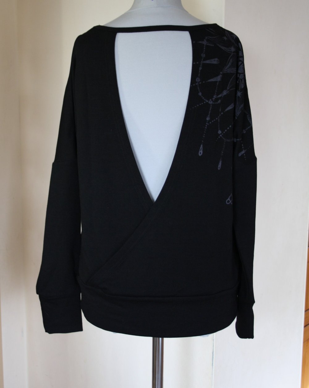 Schwarzes Longsleeve mit Mandala Print und Rückenausschnitt, Gr.S