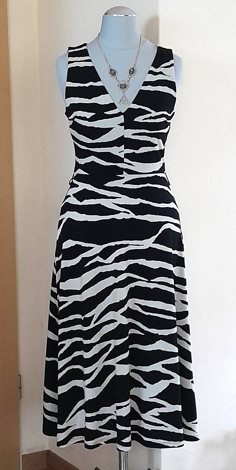 Wunderschönes Midi Kleid im Zebramuster, Gr.S
