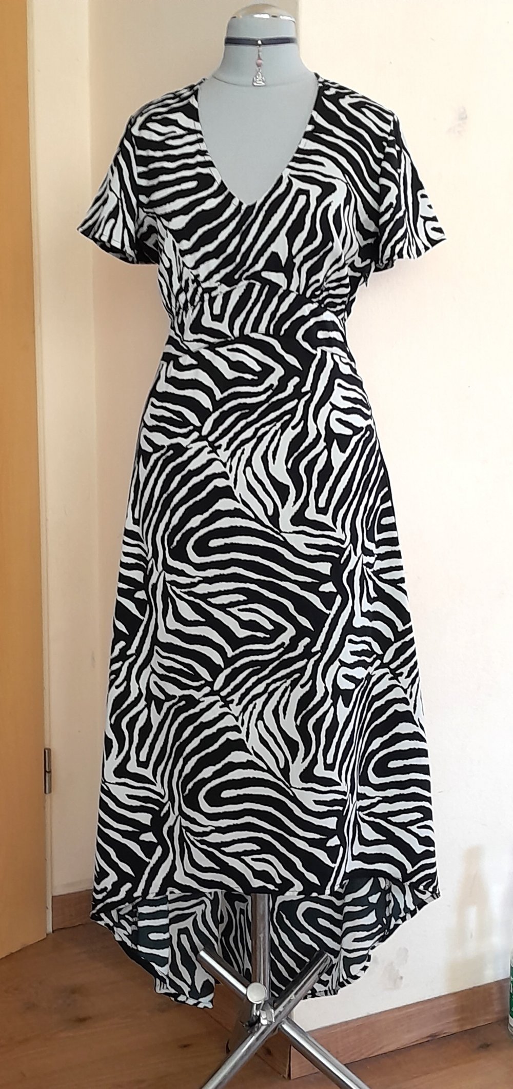 Wunderschönes, schwarz weißes High Low Kleid im Zebramuster, Gr.S