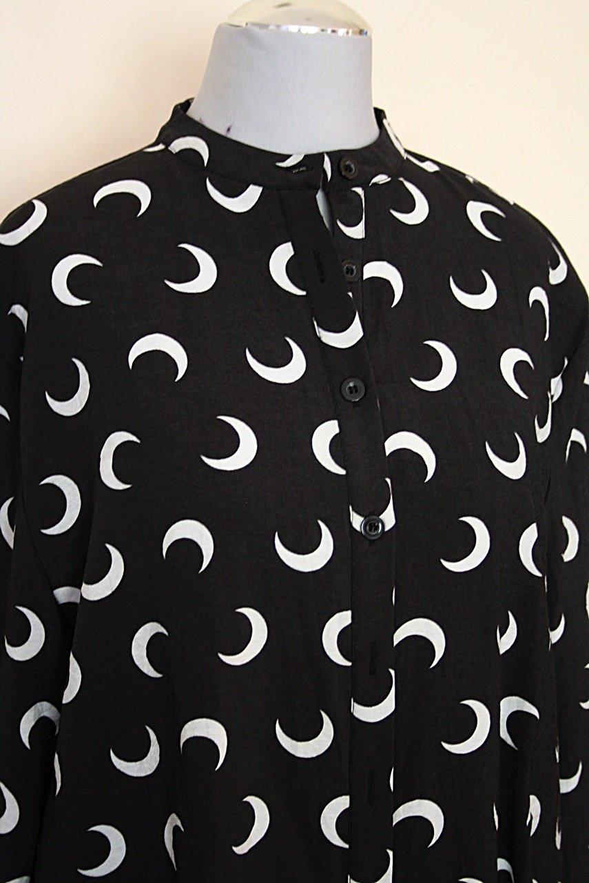 Hochgeschlossene, schwarze Longbluse mit Mond Print, Gr.34/36