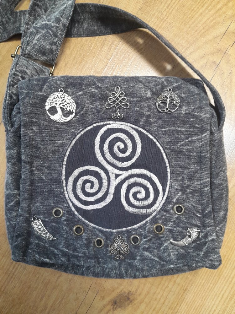 Schöne, graumelierte Handtasche mit Triskele und silbernen Anhängern