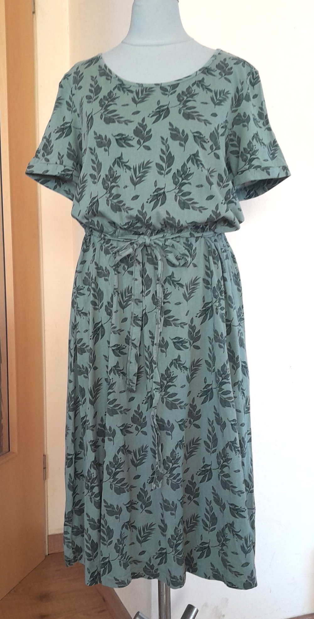 Schönes, grünes Midikleid mit Blättermuster, Gr.M