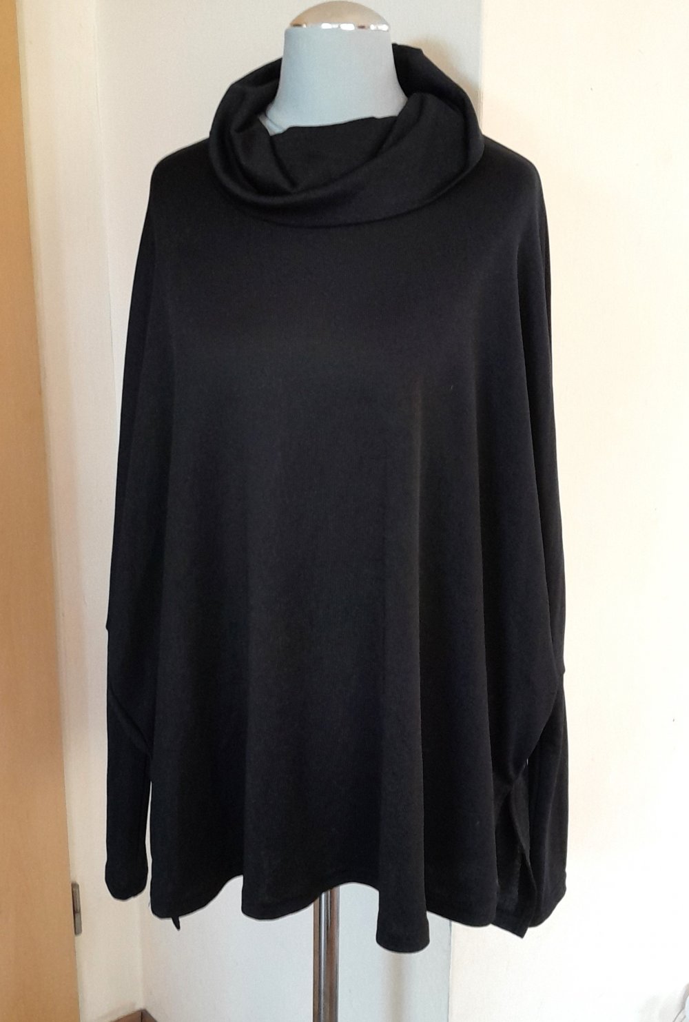 Schwarzes Oversize Top mit Fledermausärmeln und Rollkragen, Gr.M