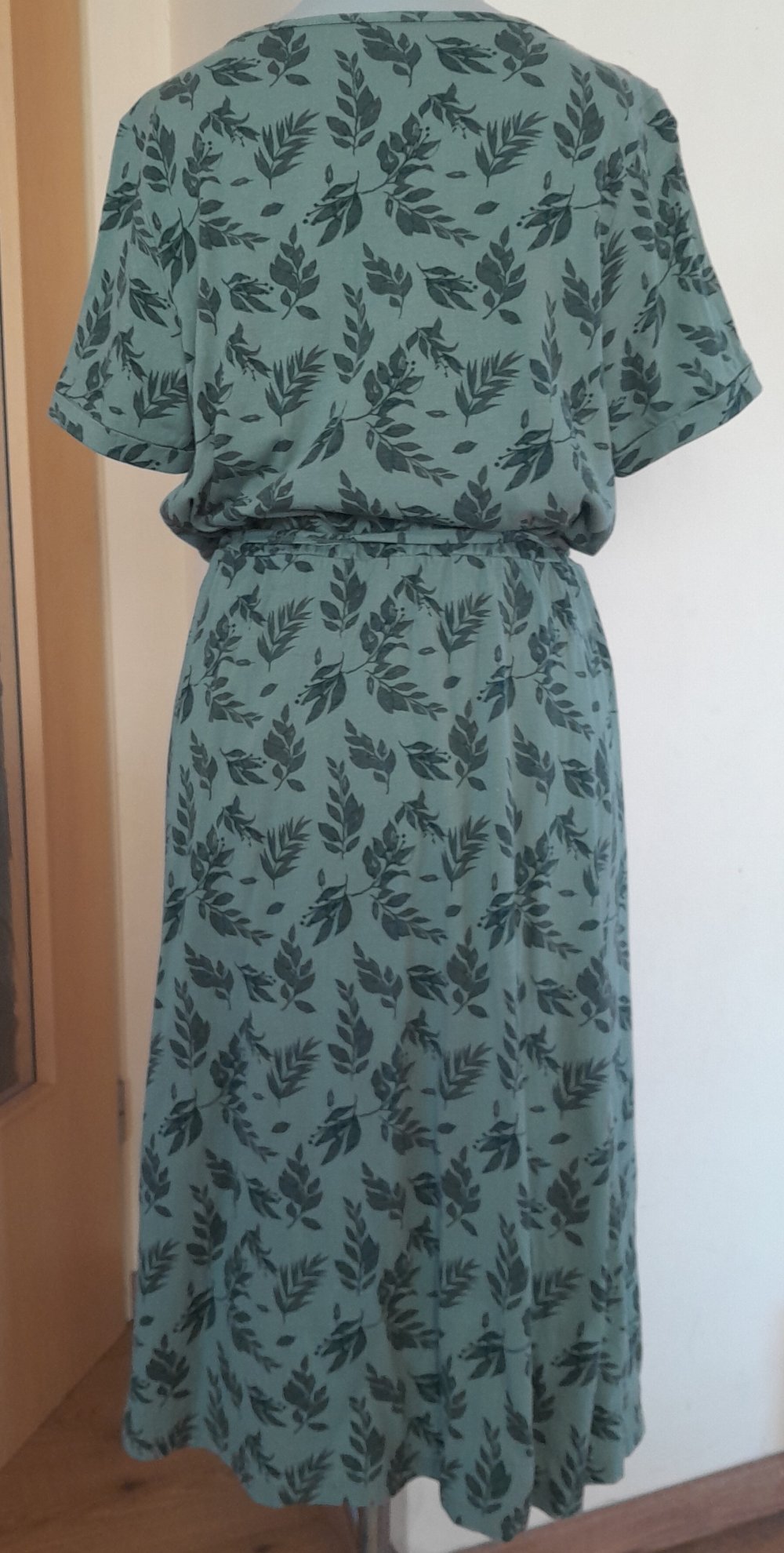 Schönes, grünes Midikleid mit Blättermuster, Gr.M