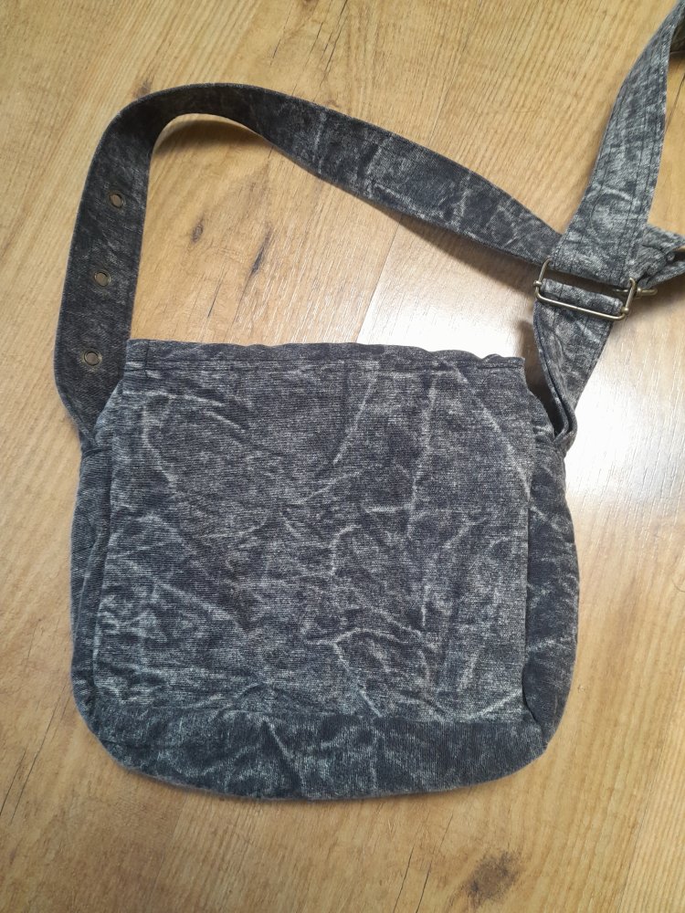 Schöne, graumelierte Handtasche mit Triskele und silbernen Anhängern