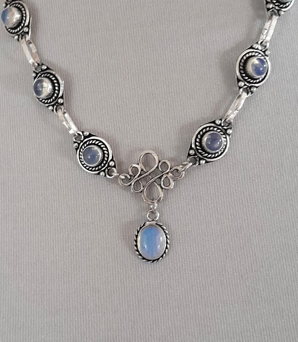 Wunderschönes, kurzes Opalit Collier