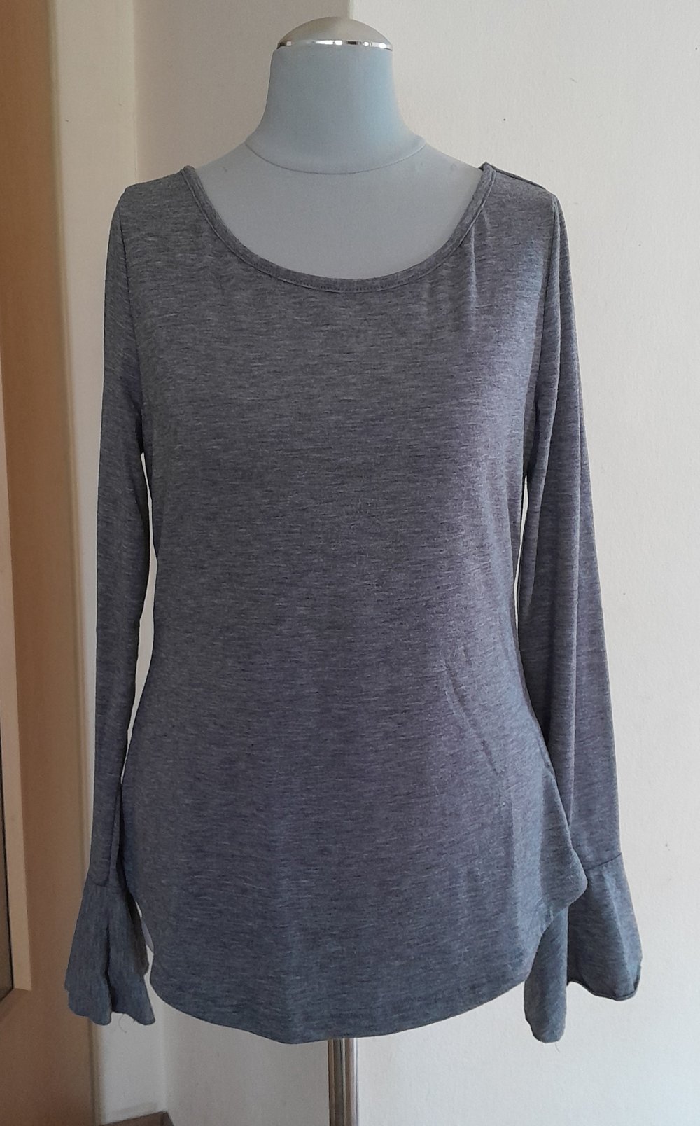 Schönes, graues Longsleeve mit Glockenärmeln, Gr.S