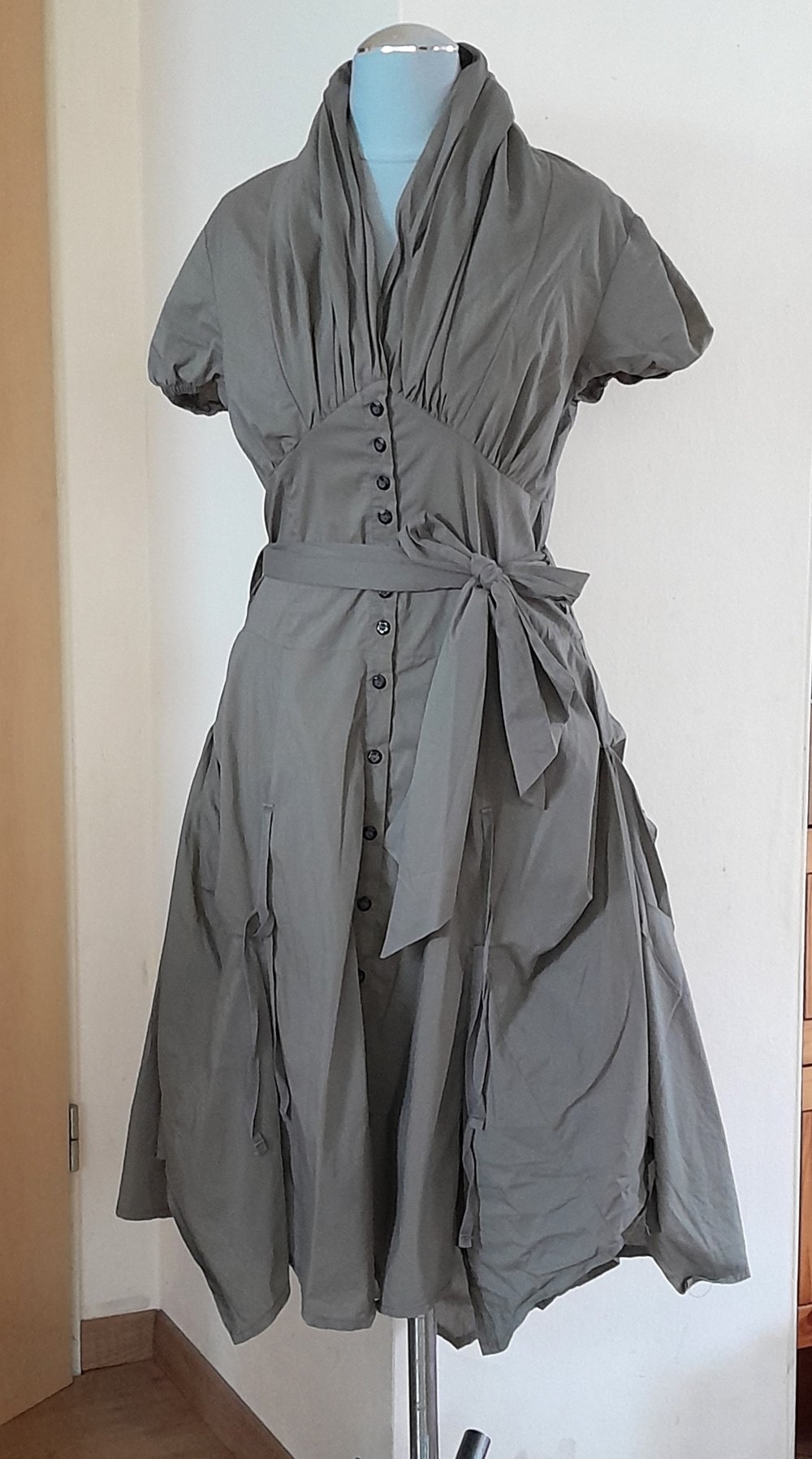 Ausgefallenes, zipfeliges Kleid in schönem Khaki, Gr.S