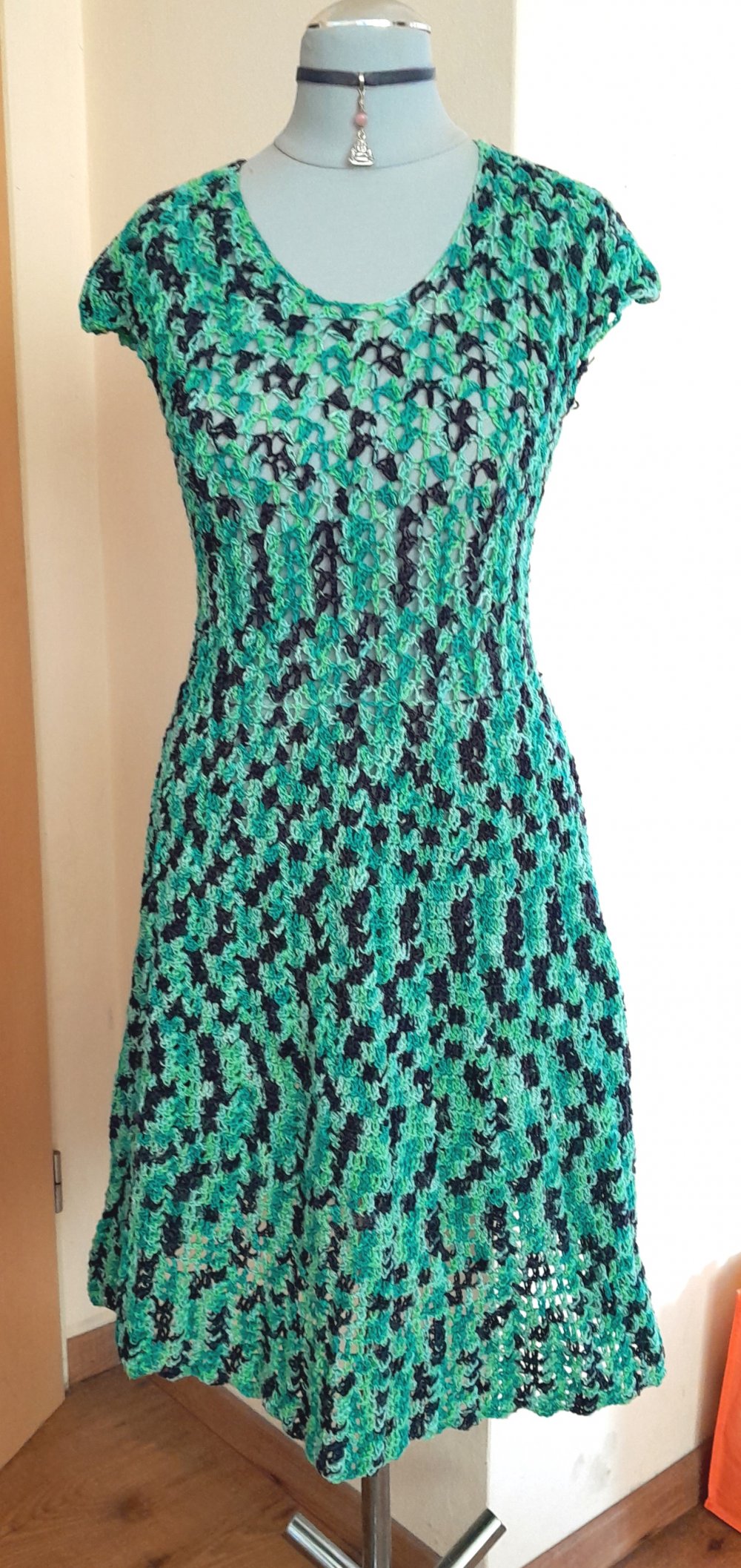 Schwarz-grünes, neues Häkelkleid, Gr.XS, Unikat