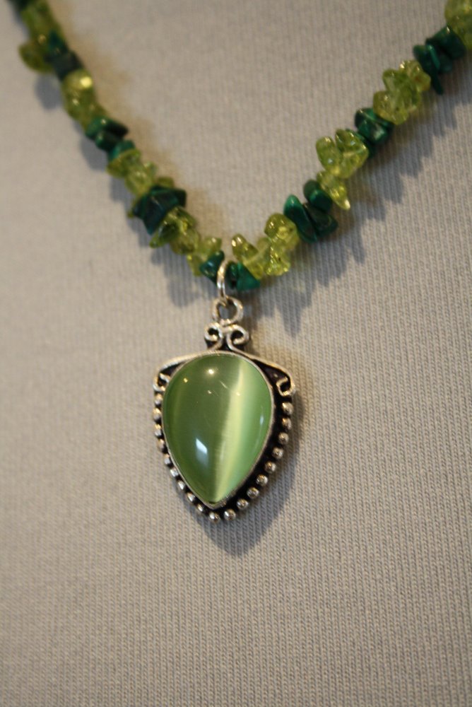 Wunderschöne Vintage Edelsteinkette mit Katzenaugen Anhänger