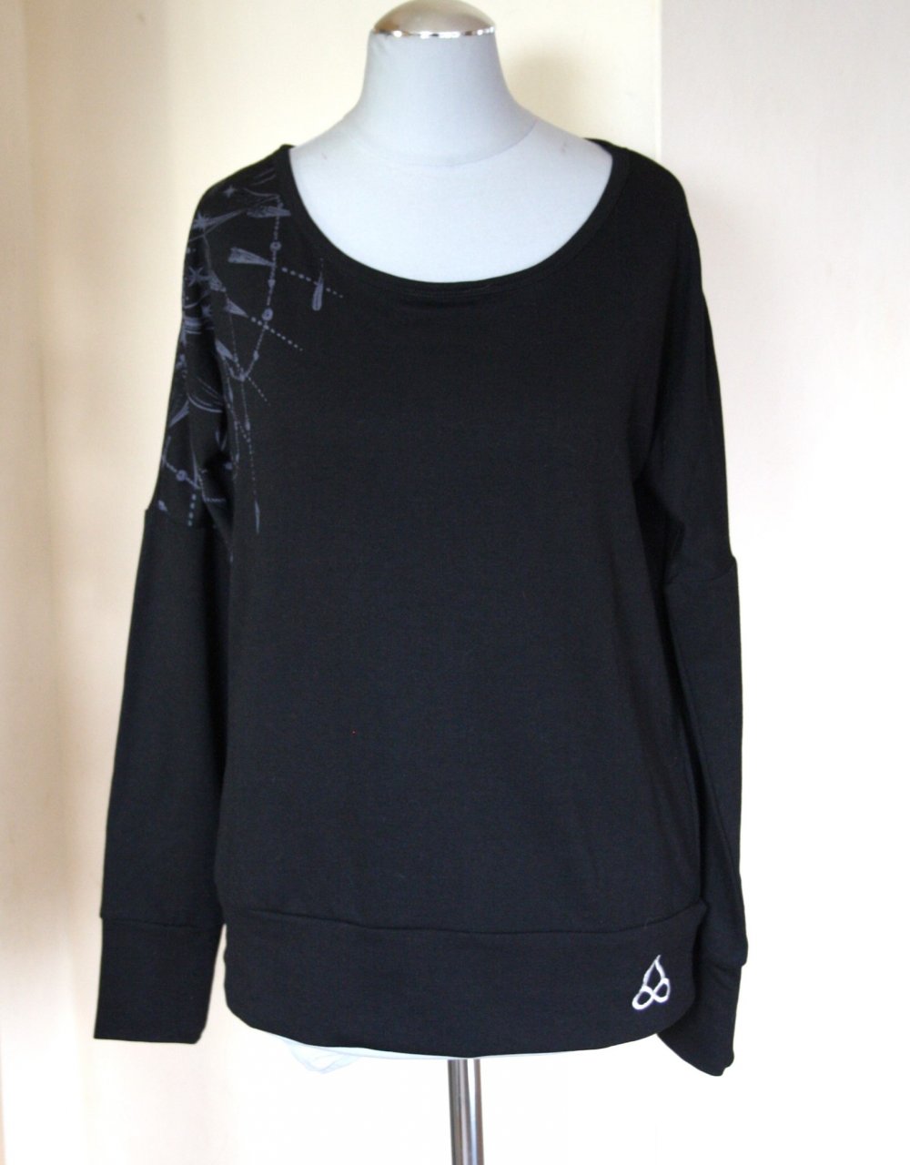 Schwarzes Longsleeve mit Mandala Print und Rückenausschnitt, Gr.S