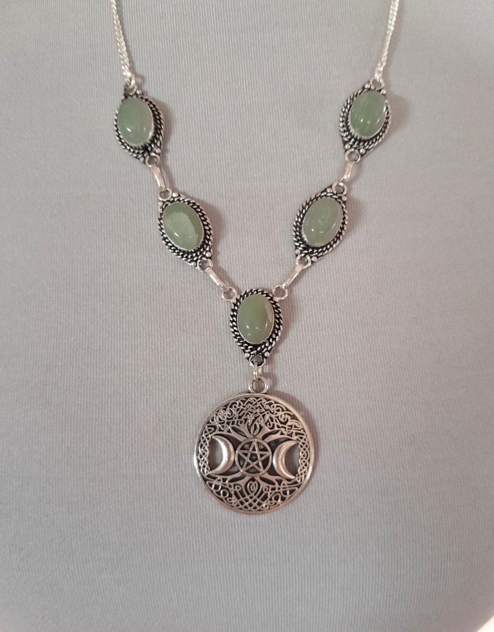 Wunderschönes, ausgefallenes Jade Collier mit Mondanhänger