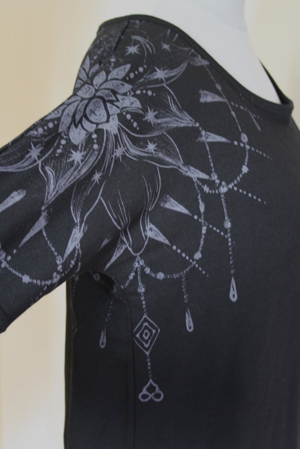 Schwarzes Longsleeve mit Mandala Print und Rückenausschnitt, Gr.S