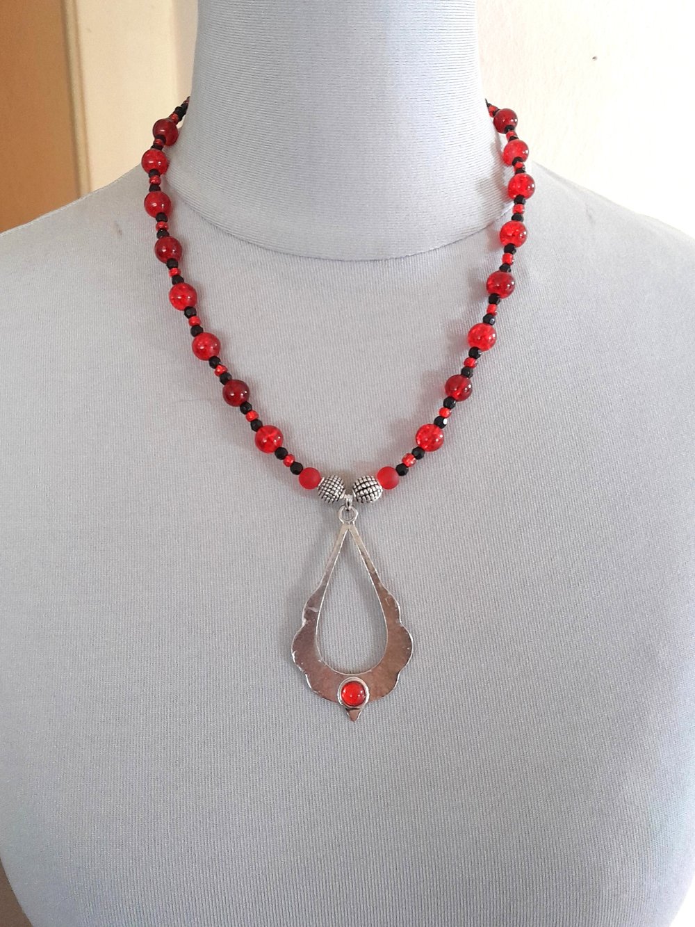Schönes, einzigartiges Collier mit großem Anhänger