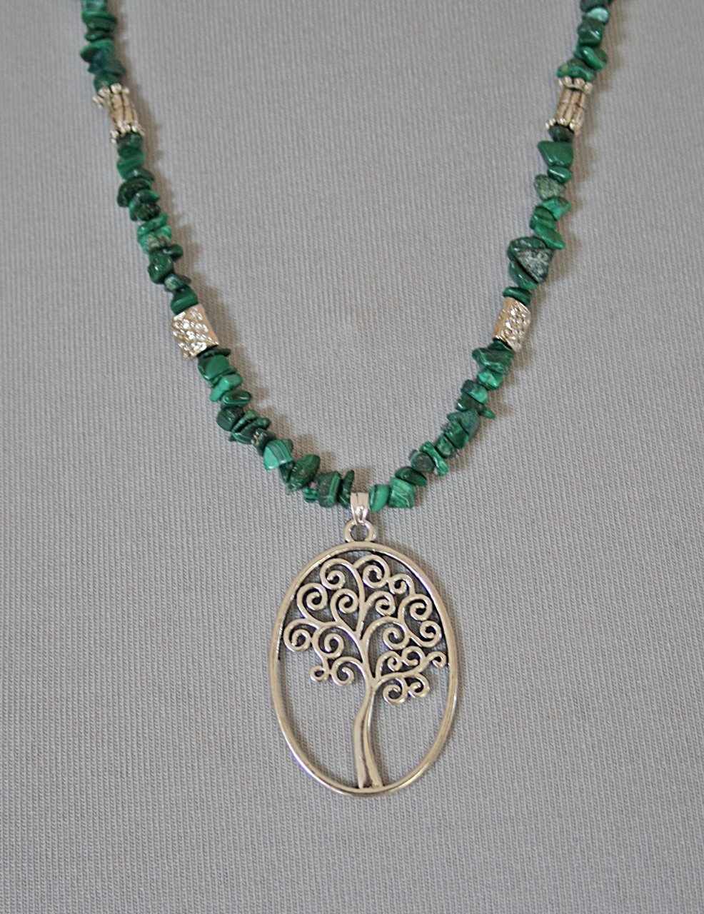 Wunderschöne Edelsteinkette mit Malachit und Lebensbaum