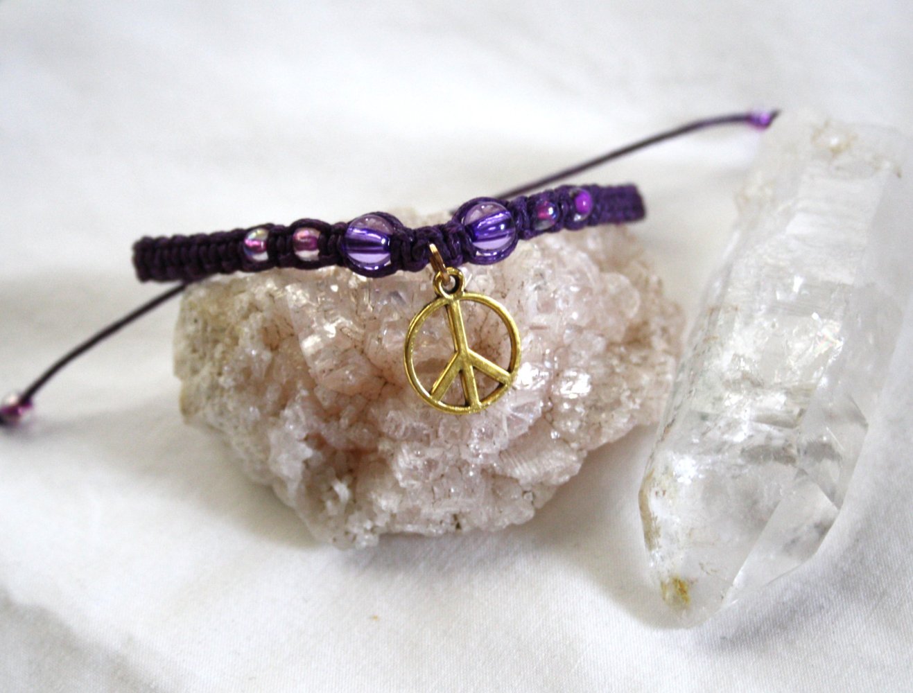 Wunderschönes, violettes Makramee Armband mit Peace Anhänger