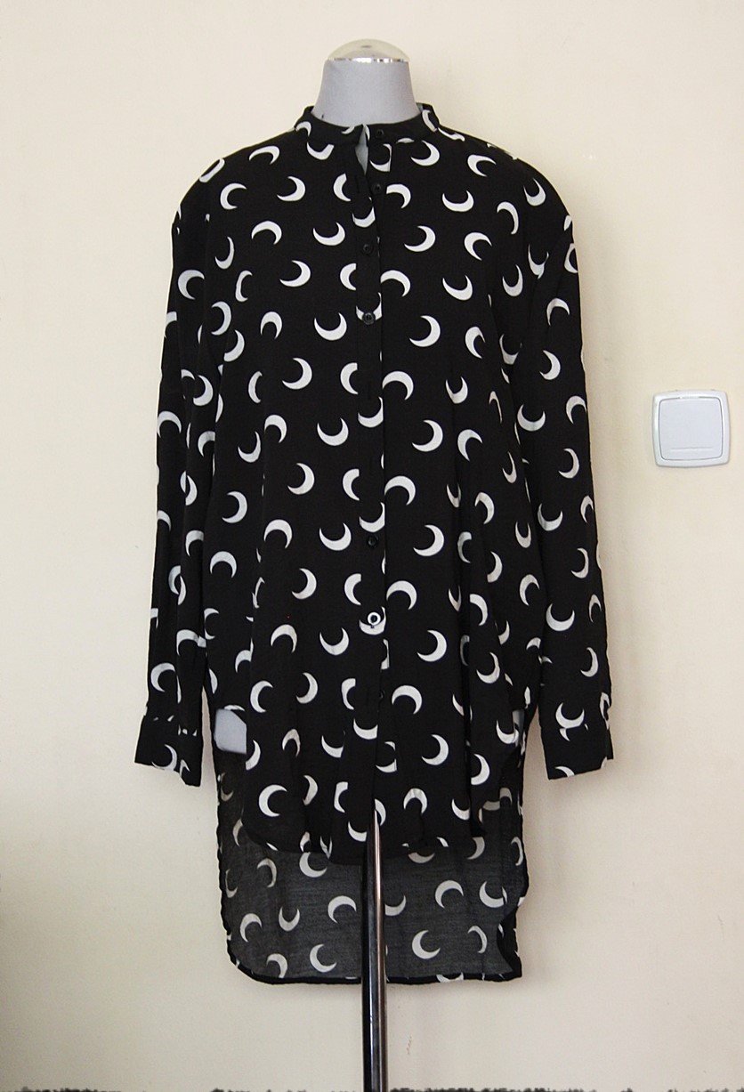 Hochgeschlossene, schwarze Longbluse mit Mond Print, Gr.34/36