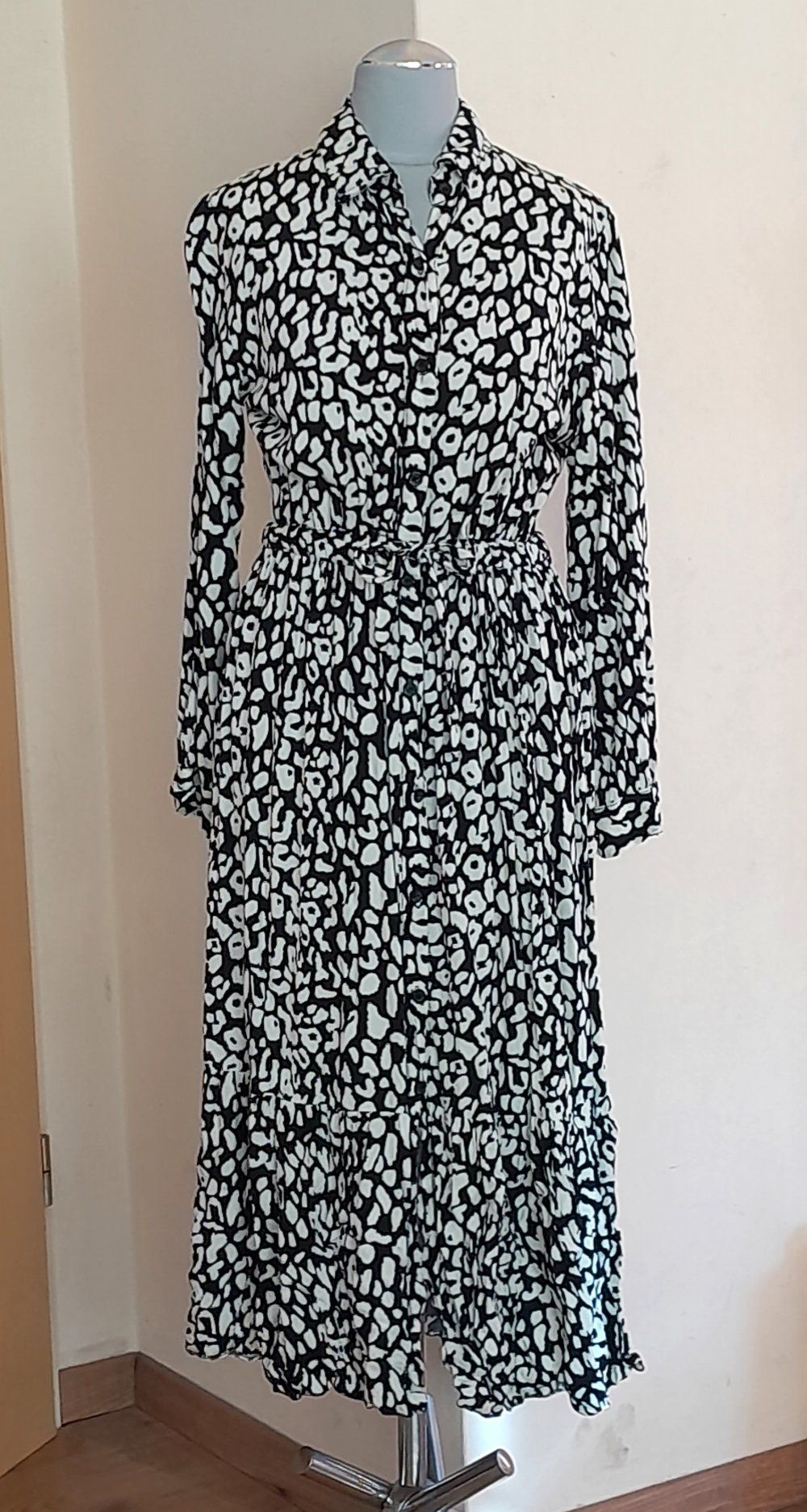 Wunderschönes Midi Kleid im Leomuster, Gr.S
