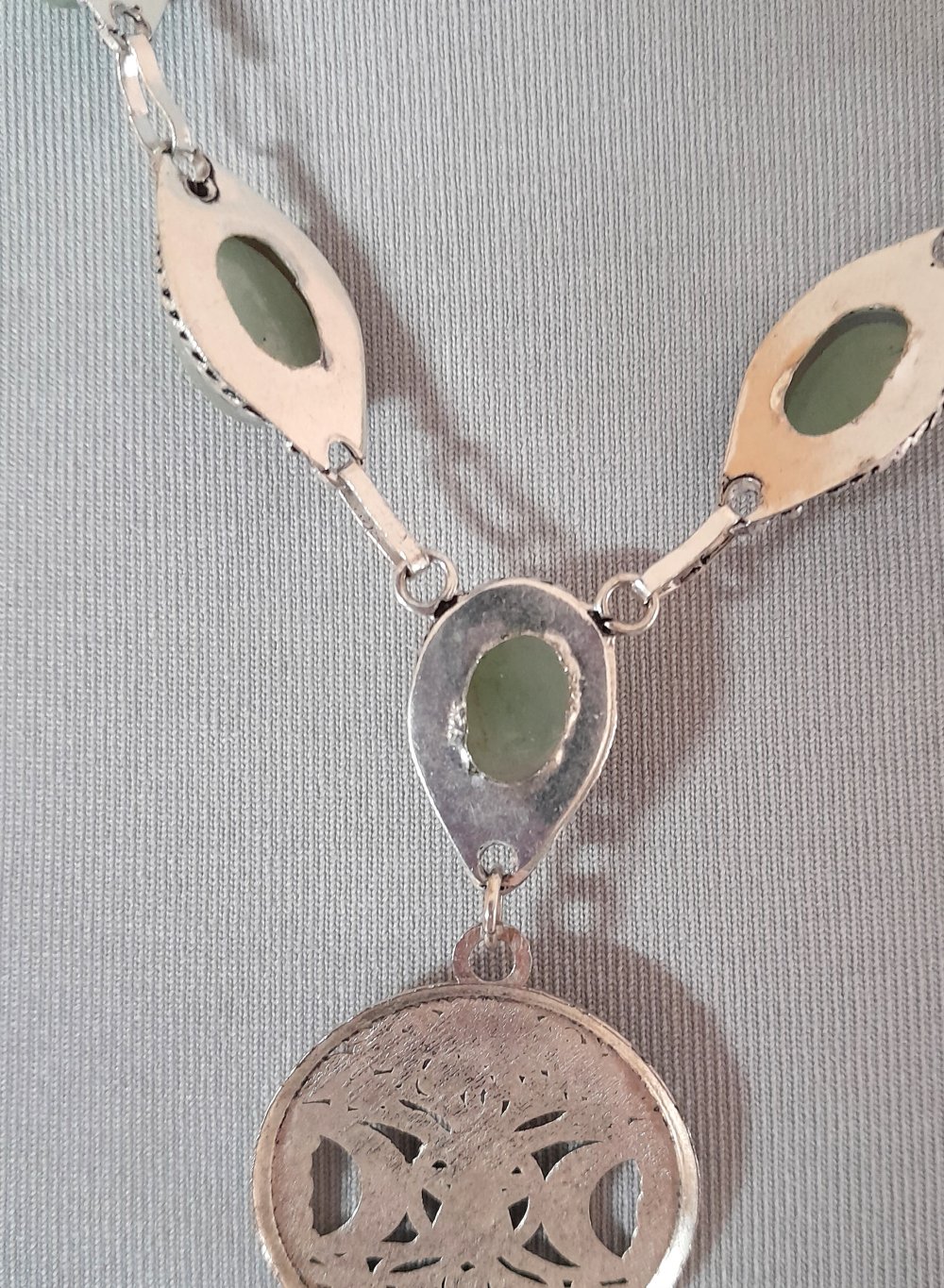 Wunderschönes, ausgefallenes Jade Collier mit Mondanhänger