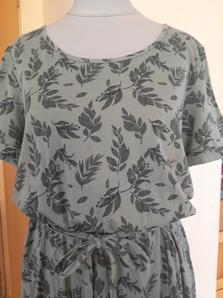 Schönes, grünes Midikleid mit Blättermuster, Gr.M