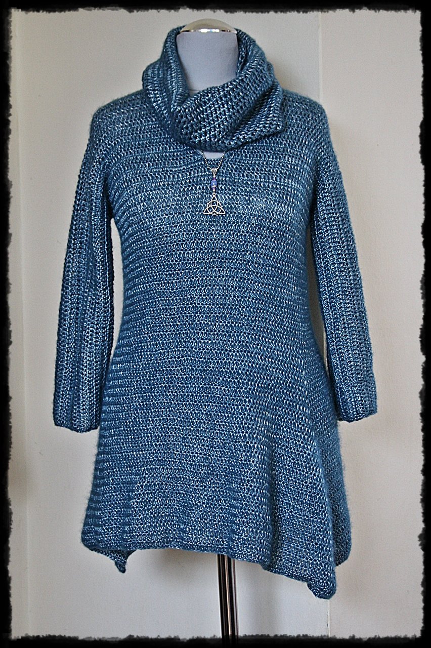 Zipfeliger Strickpullover in blau und silber, Gr.S