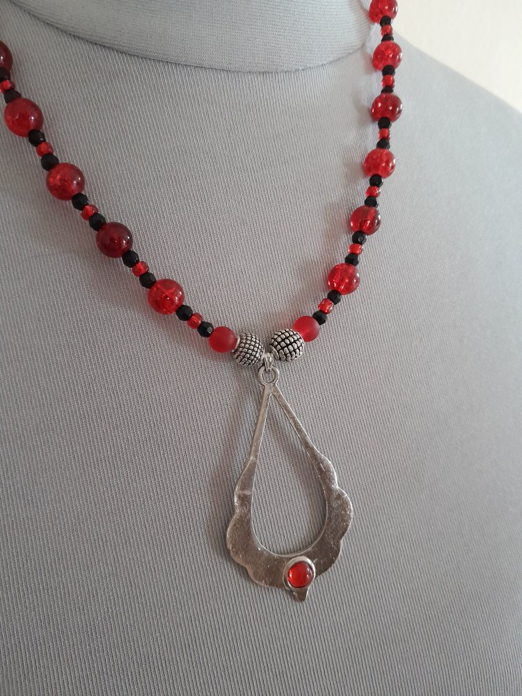 Schönes, einzigartiges Collier mit großem Anhänger