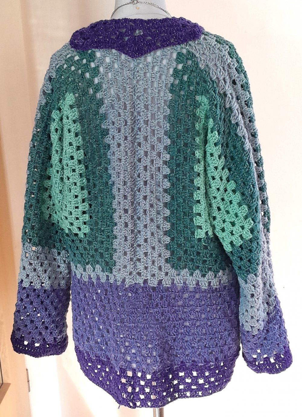 Lockerer, einzigartiger Cardigan in Blau- und Grüntönen, Gr.S/M